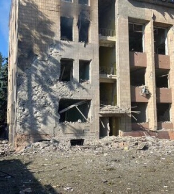 Війська РФ ударили по селищній раді у Боровій: 1 людина загинула, двоє - поранені. ФОТО