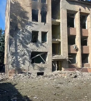Окупанти вранці обстріляли будівлю селищної ради на Харківщині: є жертви