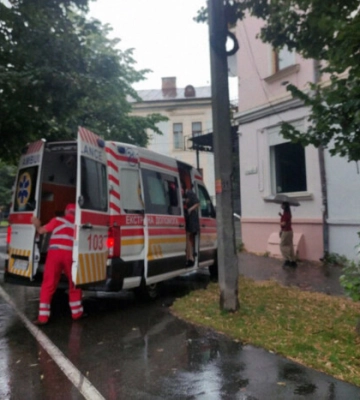 У Чернівцях чотирирічна дівчинка випала з третього поверху
