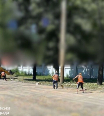 У Дніпрі Комунальні служби  вже працюють над усуненням наслідків ракетного удару, що стався 3 липня