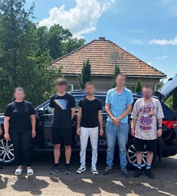 На Закарпатье задержали водительницу, которая пыталась перевезти через границу уклонистов с Днепропетровщины