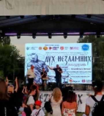 Козацькі бої, виступи, майстер-класи та вогняне шоу: як проходить фестиваль «Дух незламних» біля Луцька