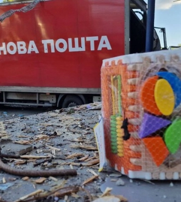 Атака на «Нову пошту» у Харкові: перші фото та відео з місця удару
