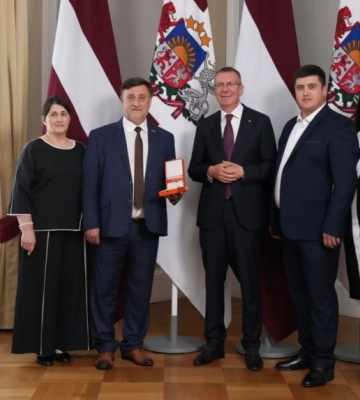 Президент Латвії нагородив українського активіста орденом Хрест Визнання