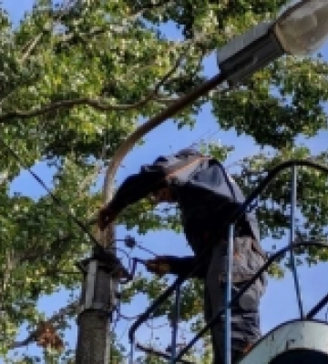 На деяких вулицях у Тячеві ремонтують вуличне освітлення