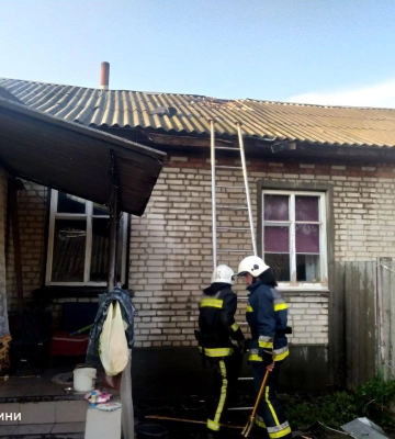 У Кролевці рятувальники ліквідували загоряння, яке спричинила блискавка