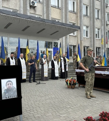 Понад 7 років боронив Україну: на Волині попрощались із Героєм Дмитром Романовським