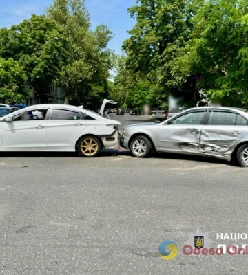 Їхала заднім ходом з тротуару: у центрі Одеси сталася потрійна ДТП, постраждали люди