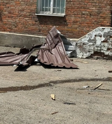 Пожежа на даху, вибиті двері та скло: 3 лікувальні заклади постраждали через обстріл Дніпра