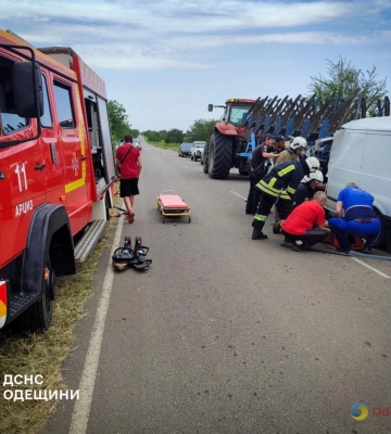 Водія мікроавтобуса затисло в салоні після зіткнення з трактором