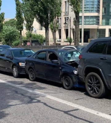В центре Киева столкнулись четыре автомобиля, фото