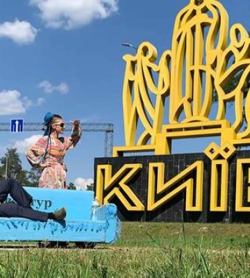 Вже у Києві: мандрівники подолали 650 кілометрів на дивані, аби зібрати гроші на потреби ЗСУ