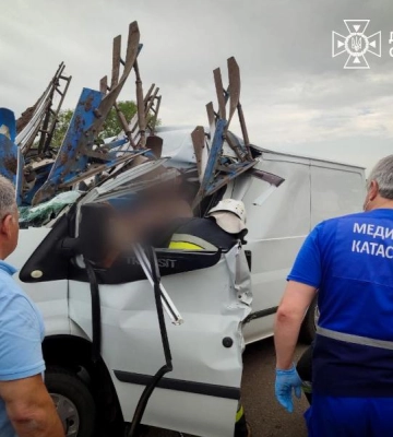 На Одещині мікроавтобус зіткнувся з трактором — знадобилася допомога рятувальників
