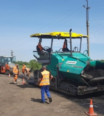 На Харківщині ремонтують 300 кілометрів прифронтових доріг, щоб покращити логістику для військових