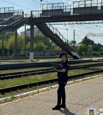 На Киевщине женщина сбросила собаку с железнодорожного моста