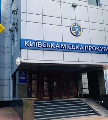 Київські чиновники вивезли родичів за кордон, використавши дітей-сиріт