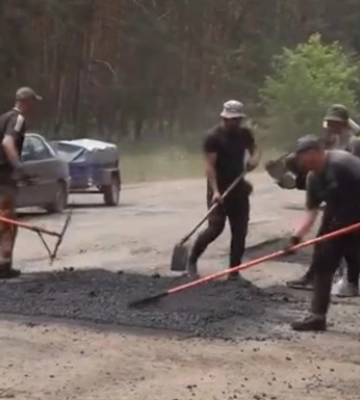 На Харківщині ремонтують 300 кілометрів прифронтових доріг, щоб покращити логістику для військових