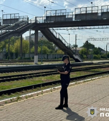 На Київщині пенсіонерка скинула собаку із залізничного мосту. Подробиці справи