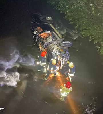 На Берегівщині рятувальники деблокували водія, який впав разом з авто у річку