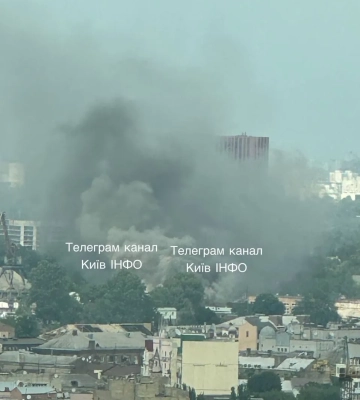 В центре Киева вспыхнул масштабный пожар: горит двухэтажное складское здание