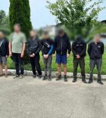 Чотирьох чоловіків, які збиралися перепливати Тису, затримали на Закарпатті прикордонники Мукачівського загону