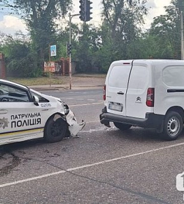 Біля однієї з зупинок громадського транспорту Кривого Рогу зіштовхнулись два автомобілі