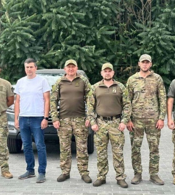 Постоянная поддержка ВСУ: Днепр передал на фронт очередную партию пикапов