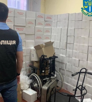 У ексволонтера знайшли 300 підроблених посвідчень працівників Червоного Хреста