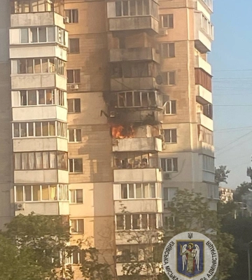 В Киеве из-за падения обломков вражеской ракеты повреждена многоэтажка