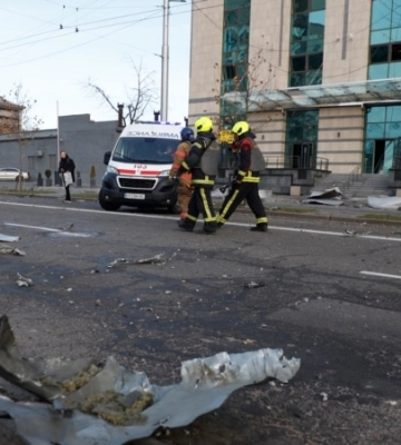 У Києві уламки впали на житловий будинок