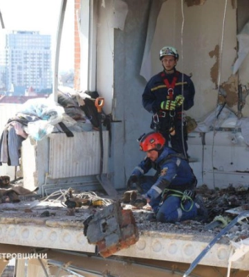 У Дніпрі другу добу рятувальники шукають людей під завалами багатоповерхівки