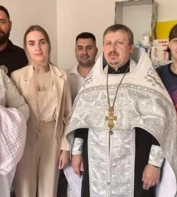 Керівники громади стали хрещеними дитини, яку народила переселенка на Рівненщині