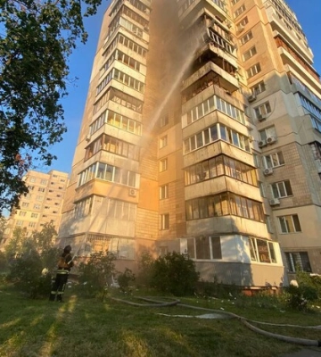 В Оболонському районі Києва впали уламки ракети: пошкоджена багатоповерхівка