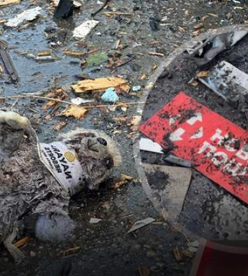 Вдарили, ймовірно, ФАБ-500: кадри цинічного прильоту по терміналу &quot;Нової Пошти&quot; в Харкові
