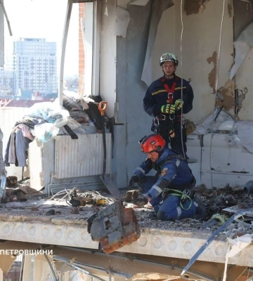 У Дніпрі другу добу рятувальники шукають людей під завалами багатоповерхівки