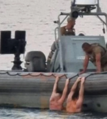 В Одессе военные моряки спасли гражданских, кооторых унесло в море