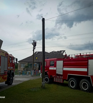 На Хмельниччина блискавка влучила в будинок і спалахнула пожежа (ФОТО)