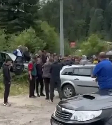 На Івано-Франківщині місцеві жителі напали на представника ТЦК та побили його машину