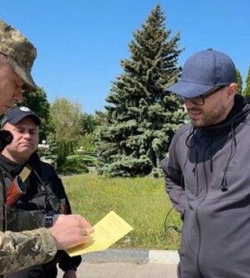 У Ворохті напали на автомобіль ТЦК. Місцеві жителі стверджують - через перевірки не їдуть туристи