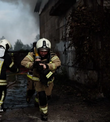У Подільському районі Києва спалахнула пожежа, дим видно з різних частин міста: що кажуть в ДСНС