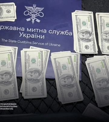 Посадовців митниці викрили на хабарі за «допомогу» у безперешкодному проходженні митного контролю