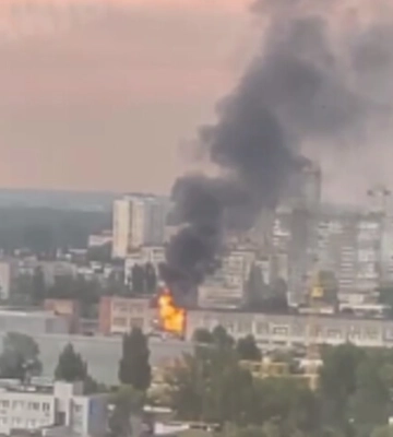 У Києві на Оболоні палає складське приміщення (відео)
