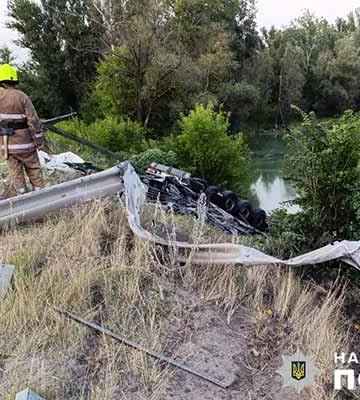 На Полтавщині вантажівка злетіла з дороги в річку, водій загинув