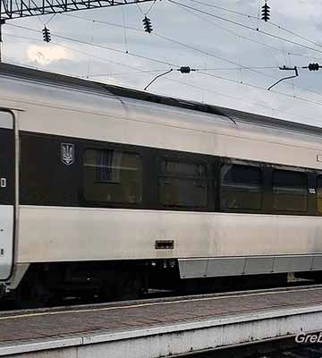На Полтавщині жінка перетинала залізничні колії та потрапила під швидкісний потяг
