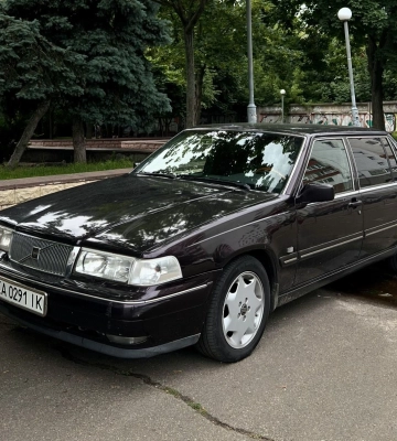 Люкс из 90-х: в Киеве заметили раритетный роскошный лимузин Volvo 