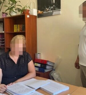 Працівниця житомирської лікарні за винагороду допомогла перемогти у 22 тендерах - їй оголошено про підозру