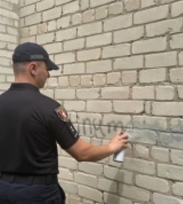 У Луцьку правоохоронці замальовували рекламу наркотиків