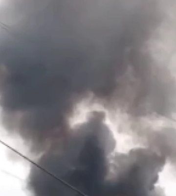 Российские войска ударили по Селидово: начался сильный пожар, над городом поднимается дым