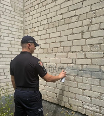 У Луцьку правоохоронці замальовували рекламу наркотиків