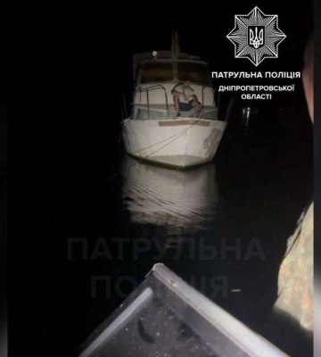 Отдыхающие на катере застряли посреди Днепра: видео спасения